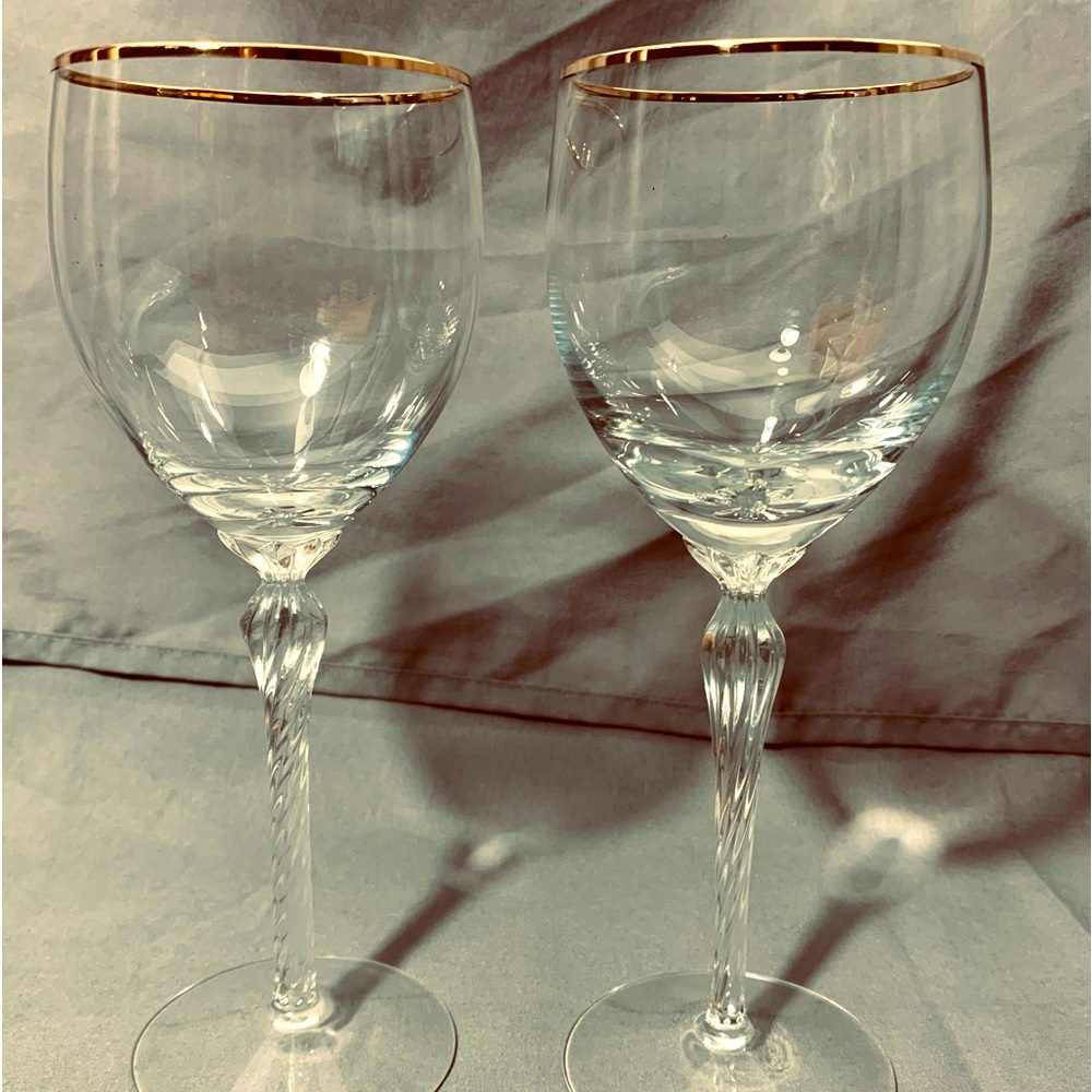 Set of 2 Crystal Lenox Patterned, gold trim, wine glasses🍷